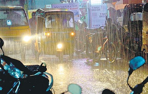 பகலில் கொளுத்தியது.. மாலையில் கொட்டியது﻿: திடீர் மழையால் குளிர்ந்தது சென்னை மாநகரம்﻿