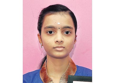 எஸ்எஸ்எல்சி மறுகூட்டலில் மூன்றாமிடம்: வேலூர் அரசு பள்ளி மாணவி சாதனை
