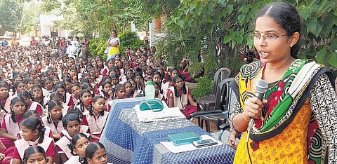 ஐ.ஏ.எஸ். தேர்வில் வென்ற அரசுப் பள்ளி மாணவி﻿