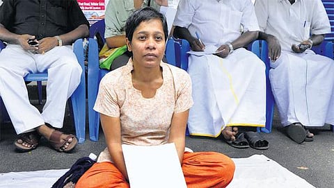 அரவிந்தர் ஆசிரம நிர்வாகிகள் மீது﻿ வழக்கு பதிவு செய்ய கோரி உண்ணாவிரதம்﻿