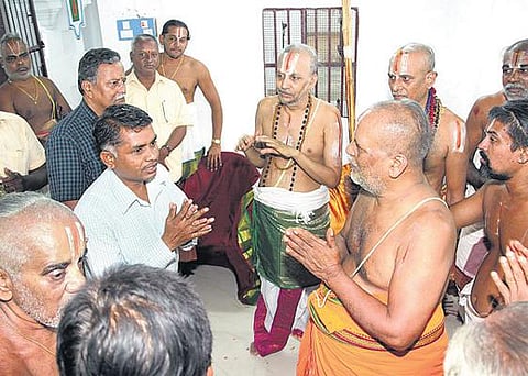 உப்பிலியப்பன் கோயில் அலுவலர், பட்டாச்சாரியர்கள்﻿ வானமாமலை ஜீயரிடம் மன்னிப்பு கோரினர்﻿: மீண்டும் கோயிலுக்கு வருமாறு அழைப்பு﻿