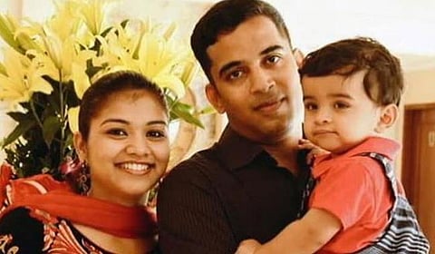 உண்மைக்கும் நம்பிக்கைக்கும் இடையில் தவிக்கும் காணாமல் போன விமானியின் குடும்பத்தினர்