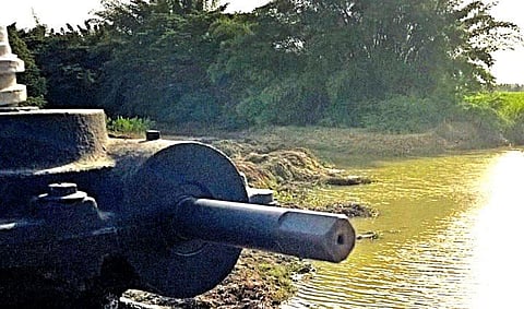 அலையடித்த ஏரியில் புழுதிப் புயல் வீசும் பரிதாபம்