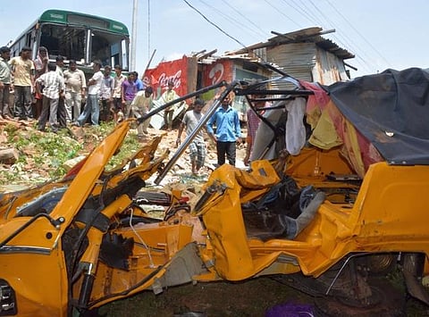 ஷேர் ஆட்டோ மீது பஸ் மோதி விபத்து﻿: 10 பேர் பலி; 5 பேர் காயம்﻿