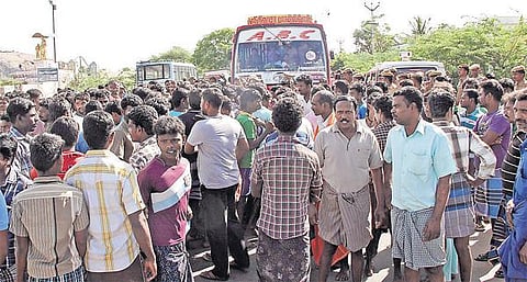 திண்டுக்கல்லில் நள்ளிரவில் 2 ஊர் மக்களிடையே மோதல்﻿: வீடு, வாகனங்கள் சேதம்; 6 பேருக்கு அரிவாள் வெட்டு﻿