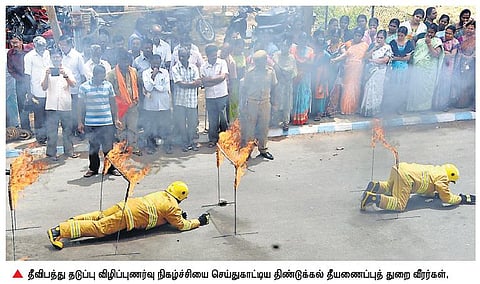 சமையலறையில் செல்போன் பேசுவதால் தீ விபத்து﻿: செயல் விளக்கம் செய்துகாட்டிய தீயணைப்பு வீரர்கள்﻿
