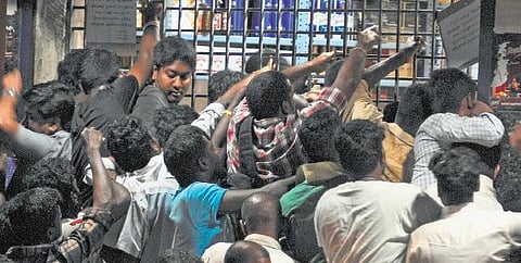 தமிழகத்தில் மது புரண்ட வரலாறு﻿﻿