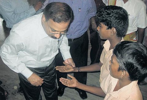 சக மாணவர் தொலைத்த 300 ரூபாய்க்காக﻿ 8 மாணவர்களின் உள்ளங்கையில் சூடு வைத்த கொடூரம்﻿: விடுதி ஊழியர் தற்காலிக பணிநீக்கம்﻿