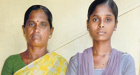 1104 மதிப்பெண் பெற்று வேளாண் கல்லூரியில் ‘சீட்’கிடைத்தும் படிக்க வசதியற்ற மாணவி: தாயுடன் 100 நாள் திட்ட வேலைக்கு செல்லும் பரிதாபம்﻿