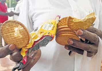 கோவை விமான நிலையப் பகுதியில் காலாவதியான பிஸ்கட் விற்பனை﻿: பயணிகள் புகார்﻿