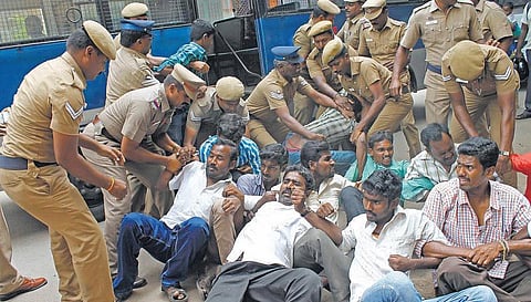 சசிபெருமாளின் மகன் திடீர் மயக்கம்﻿: போலீஸாரை கண்டித்து முற்றுகை போராட்டம்﻿﻿