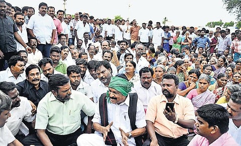 போலீஸாரின் அத்துமீறலைக் கண்டு அஞ்சமாட்டோம்﻿: கலிங்கப்பட்டி போராட்டத்தில் வைகோ﻿ உறுதி