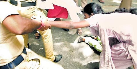 மதுவிலக்கை அமல்படுத்தக் கோரி﻿﻿ தமிழகம் முழுவதும் போராட்டம் தீவிரம்: 6 மாணவிகள் உட்பட 15 பேர் சிறையில் அடைப்பு