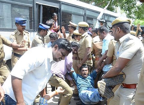 மதுவுக்கு எதிரான போராட்டம் வலுக்கிறது﻿﻿: தமிழகம் முழுவதும் மறியல், முற்றுகை﻿﻿ - ஜி.ராமகிருஷ்ணன், திருமாவளவன் உள்ளிட்ட தலைவர்கள் கைது﻿