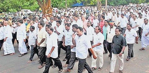 என்எல்சியில் 15-வது நாளாக நீடிக்கிறது வேலைநிறுத்தம்﻿: மறியல் செய்ய முயன்ற 2 ஆயிரம் பேர் கைது﻿