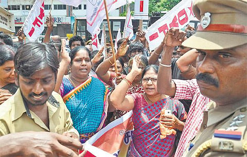 மதுவிலக்கு அமல்படுத்தக் கோரி தீவிர போராட்டம்﻿: சென்னையில் 36 இடங்களில் ஆர்ப்பாட்டம்; 1,254 பேர் கைது﻿