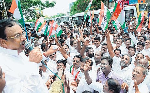 காங்கிரஸ் எம்.பி.க்கள் சஸ்பெண்டை ரத்து செய்யாவிட்டால்﻿ பிரதமர் மோடிக்கு கருப்புக் கொடி காட்டுவோம்﻿: இளங்கோவன் அறிவிப்பு﻿
