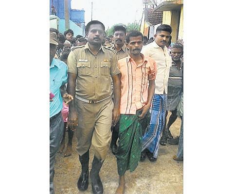 செல்பேசி கோபுரத்தில் ஏறி போராடிய﻿ தொழிலாளியிடம் போலீஸார் நடத்திய நாடகம்﻿
