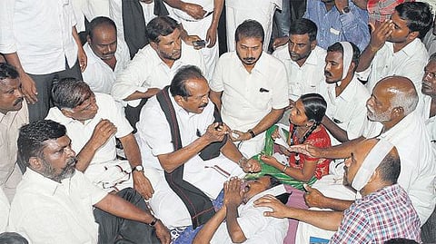 அரசியல் கட்சி தலைவர்களின் கோரிக்கை ஏற்பு﻿﻿: சசிபெருமாள் உடல் சொந்த ஊரில் இன்று அடக்கம்﻿ - உண்ணாவிரதத்தை கைவிட குடும்பத்தினர் முடிவு﻿﻿