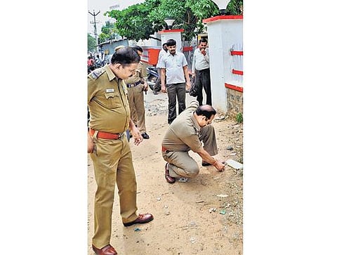 மணல் கடத்தலைக் கண்டித்து﻿ வேலூர் மாவட்ட ஆட்சியருக்கு வெடிகுண்டு மிரட்டல்﻿: கடத்தல் கும்பலுக்கும் எச்சரிக்கை﻿