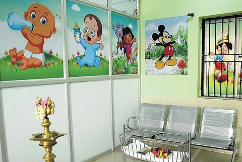 திருச்சி மத்திய பேருந்து நிலையத்தில்﻿ தாய்மார்கள் பாலூட்டும் அறையில் சட்டத்துக்கு புறம்பான படங்கள்﻿ - புட்டிப்பால் புகட்டுவதை ஊக்குவிக்கிறதா மாநகராட்சி?﻿