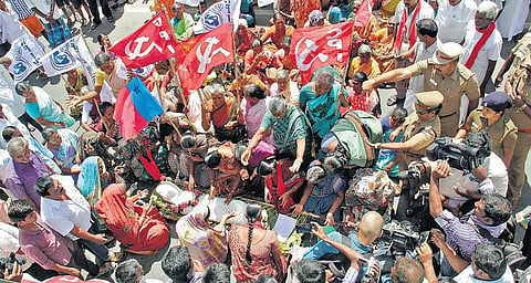 மதுக்கடைகளை மூட வலியுறுத்தி பெண்கள் ஒப்பாரிப் போராட்டம்﻿: போலீஸ் தாக்குதலில் ஒருவருக்கு நெஞ்சுவலி﻿