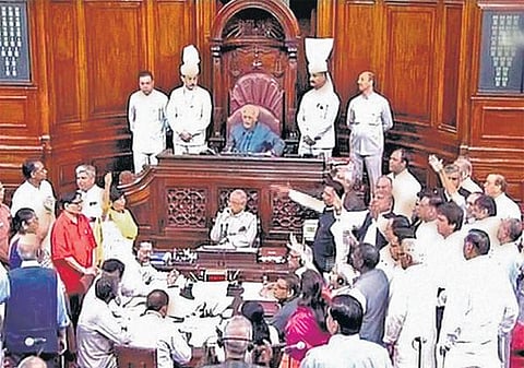 மாநிலங்களவையில் கடும் அமளிக்கு இடையில் சரக்கு, சேவை வரி மசோதா தாக்கல்﻿: சோனியா, ராகுல் மீது அருண் ஜேட்லி குற்றச்சாட்டு﻿