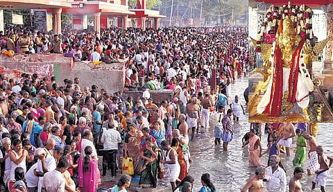 ஆடி அமாவாசை﻿: ராமேசுவரத்தில் பக்தர்கள் புனித நீராடல்﻿