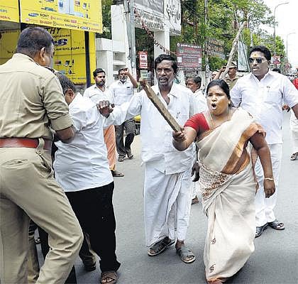 திருச்சியில் காங்கிரஸ் அலுவலகம் மீது தாக்குதல்﻿: அதிமுக எம்பி உட்பட 170 பேர் கைதாகி விடுதலை﻿