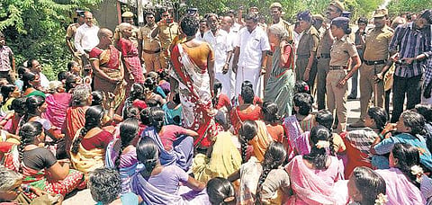 டாஸ்மாக் கடையை அகற்றக்கோரி﻿ உளுந்தூர்பேட்டை அருகே பாமக மகளிரணியினர் மறியல்