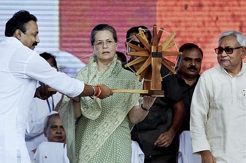 நிலச் சட்டம்- மக்கள் சக்தி முன்பு மோடிக்கு தோல்வி: சோனியா