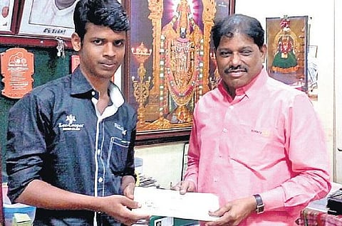 வறுமையால் கூலி வேலைக்குச் சென்ற﻿ ஏழை மாணவருக்கு எம்பிபிஎஸ் படிக்க வழிகாட்டிய தி இந்து