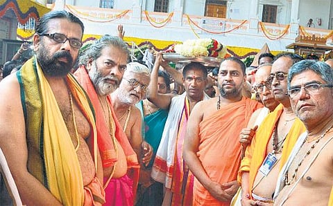 ம‌ந்திராலயம் ராகவேந்திரருக்கு பட்டு வஸ்திரம் காணிக்கை: திருப்பதி ஏழுமலையான் கோயில் வழங்கியது﻿﻿