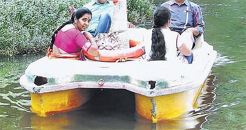 கொடைக்கானல் ஏரியில் ஓட்டை விழுந்த படகுகள் இயக்கம்﻿: நீரில் மூழ்கும் அபாயத்தால் சுற்றுலாப் பயணிகள் அச்சம்﻿﻿