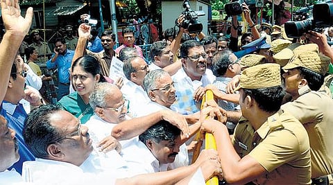 மத்திய அரசை கண்டித்து தீர்மானம் நிறைவேற்ற வலியுறுத்தல்﻿﻿: இடதுசாரி, காங்கிரஸ், பாமக வெளிநடப்பு