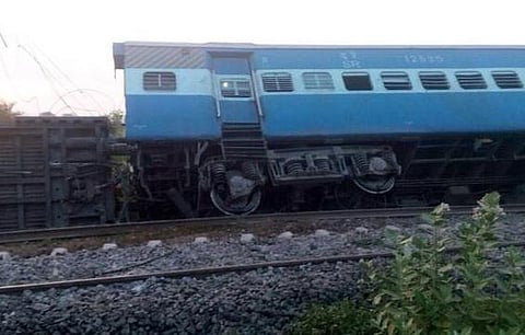 சென்னை-மங்களூர் விரைவு ரயில் விருத்தாசலம் அருகே தடம் புரண்டது﻿: 5 பெட்டிகள் கவிழ்ந்தன; 42 பயணிகள் காயம்﻿ - தென் மாவட்ட ரயில் போக்குவரத்து பாதிப்பு; மீட்பு பணிகள் முடிந்து ரயில் சேவை மீண்டும் தொடங்கியது
