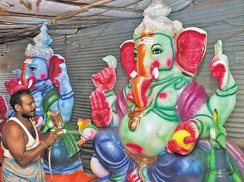 தடை செய்யப்பட்ட பிளாஸ்டர் ஆப் பாரிஸில் தயாரான﻿ விநாயகர் சிலைகள் தமிழகத்தில் விற்பனை : கர்நாடகத்திலிருந்து கொண்டுவருவதாக தொழிலாளர்கள் வேதனை﻿