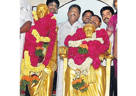 கருணாநிதியின் பெற்றோர் சிலைகளை அகற்ற முடிவு﻿: தடை கோரிய மனு உயர் நீதிமன்றத்தில் தள்ளுபடி﻿