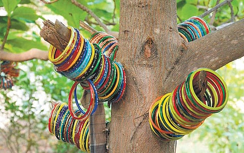 செல்லம்பட்டி மருத்துவமனையில் மரங்களுக்கு வளையல் போடும் மக்கள்: குழந்தை நல்லபடியாக பிறக்கும் என்று நம்பிக்கை﻿