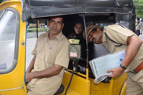 ஆட்டோவில் அதிக கட்டணம்: புகாருக்கு புதிய ஹெல்ப்லைனை அறிவித்தது தமிழக அரசு