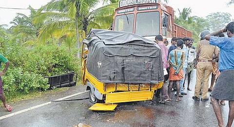 செங்கோட்டை அருகே ஆட்டோ - லாரி மோதி 6 பேர் பலி﻿: திட்டமிட்ட கொலையா என போலீஸ் விசாரணை﻿