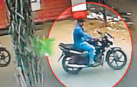 பெண்களுக்கு ஊசி போடும் மர்ம நபர் கண்காணிப்பு கேமராவில் சிக்கினார்﻿: போலீஸார் தீவிர வேட்டை﻿