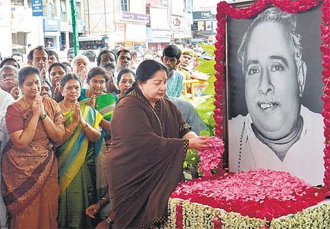 107-வது பிறந்த நாள்﻿: அண்ணா சிலைக்கு ஜெயலலிதா, கருணாநிதி மரியாதை﻿