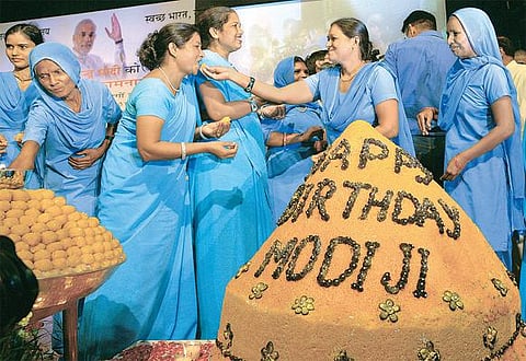65-வது பிறந்த நாளை முன்னிட்டு﻿ பிரதமர் நரேந்திர மோடிக்கு﻿ பிரணாப், ராகுல் வாழ்த்து﻿
