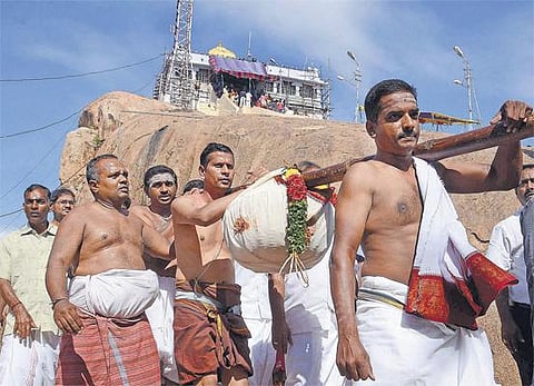 திருச்சி மலைக்கோட்டை உச்சிப் பிள்ளையாருக்கு பிரம்மாண்ட கொழுக்கட்டை படையல்﻿