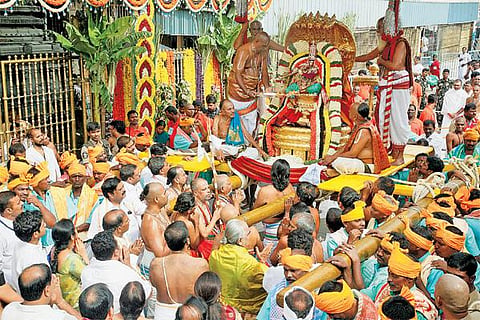 திருப்பதியில் 2-ம் நாள் பிரம்மோற்சவம்﻿: சின்ன சேஷ வாகனத்தில் மலையப்பர் பவனி﻿