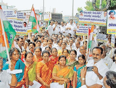 இந்திரா, ராஜீவ் தபால் தலைகளை பயன்படுத்த﻿ பாஜக அரசு விதித்துள்ள தடையை திரும்ப பெற வேண்டும்﻿﻿: காங்கிரஸ் தேசிய செயலாளர் திருநாவுக்கரசர் வலியுறுத்தல்﻿