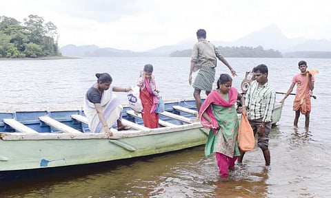 இயற்கையின் மடியில் காணிகள்: மலை மேல் வாழ்க்கை, அணை மேல் பயணம்
