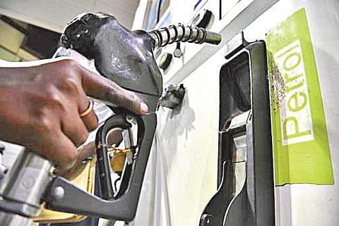 பெட்ரோல், டீசல் மீது கலால் வரி அதிகரிப்பு: மத்திய அரசுக்கு ரூ.30,000 கோடி கூடுதல் வருமானம்﻿
