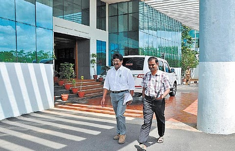 பெண் டிஎஸ்பி தற்கொலை வழக்கு: நாமக்கல் எஸ்பி அலுவலகத்தில் சிபிசிஐடி போலீஸார் விசாரணை﻿- கோகுல்ராஜ் கொலை வழக்கு ஆவணங்களும் ஒப்படைப்பு﻿